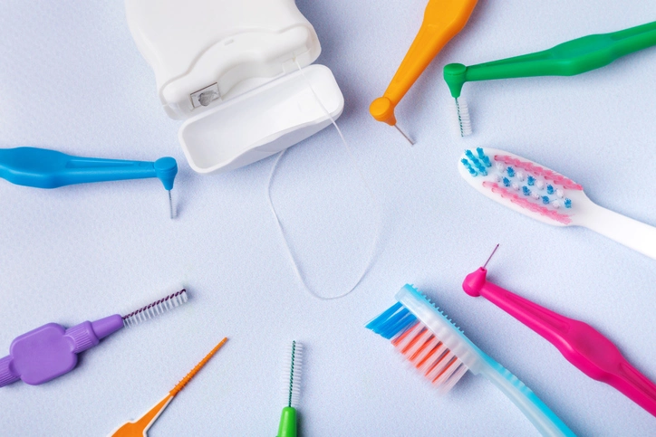 泰山牙醫診所|植牙後，後續保養及清潔牙齒仍是很重要。